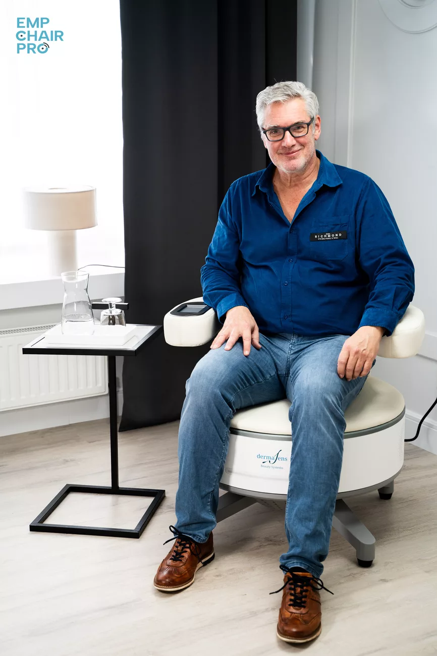 Person auf dem Beckenbodenstuhl EMP Chair Pro während der Magnetfeldstimulation