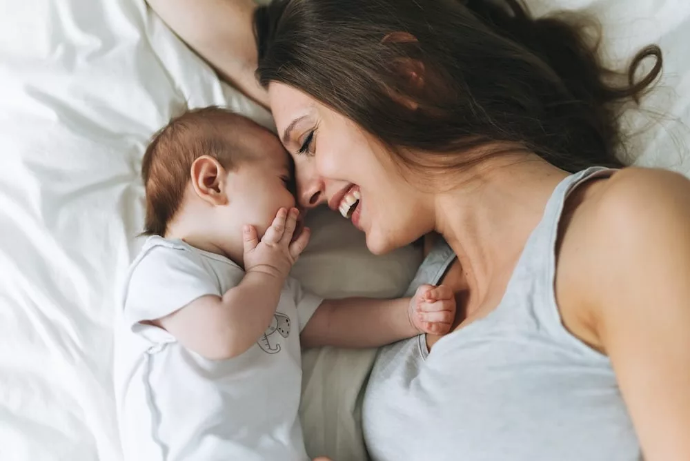Mutter mit ihrem Baby. Beckenbodentraining unterstützt die Rückbildung nach der Geburt.